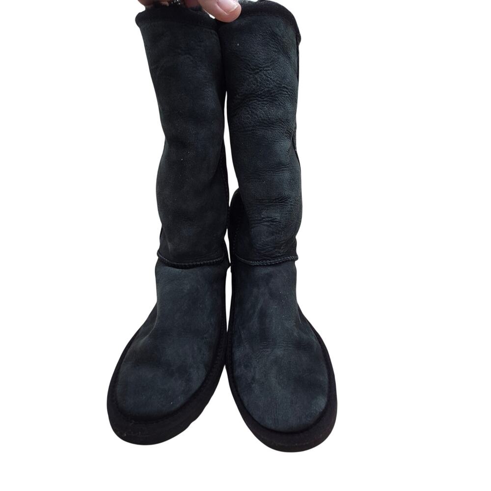 UGG Classic Tall II Black size women's bootie size 9